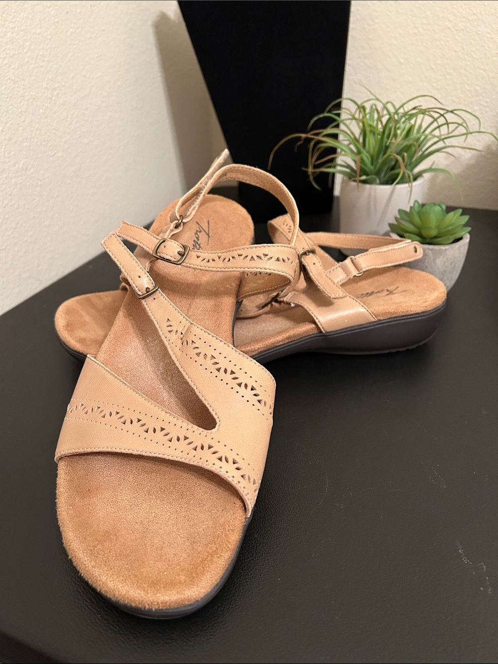 Trotters Beige Tan Laser-Cut Adjustable Strap Sandals